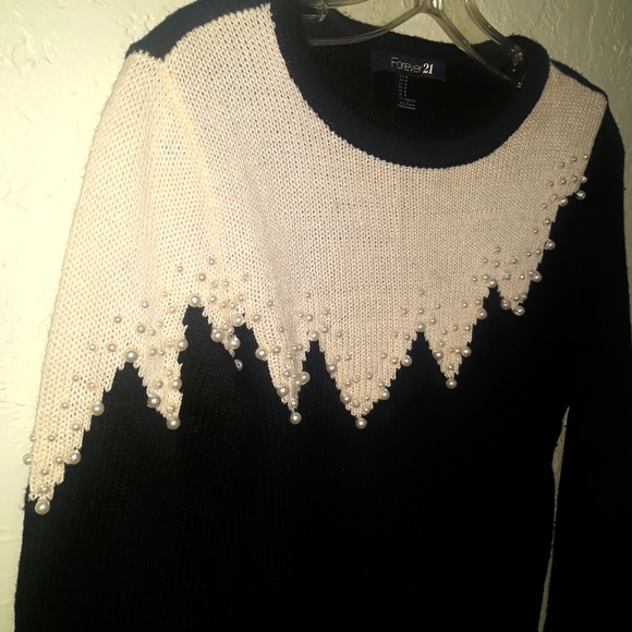 Black and Cream Sweater embellished with pearls - Picture 2 of 6
